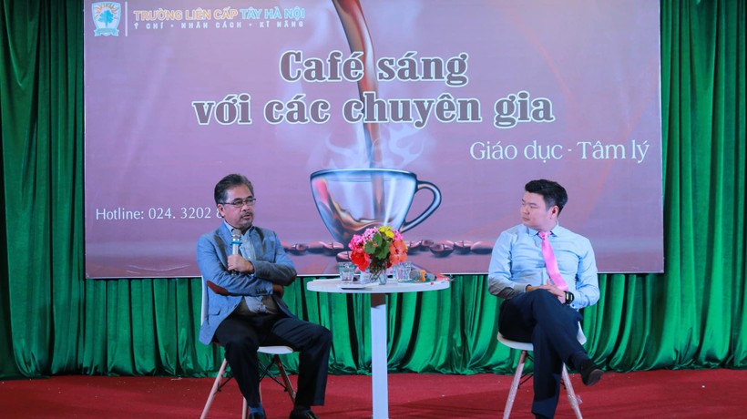 TS Tâm lý học Lê Nguyên Phương (bên trái) trò chuyện trong cà phê sáng