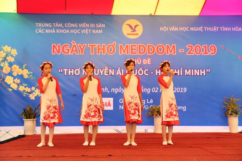 Tiết mục văn nghệ mở màn của các em trường THCS Tú Sơn làm cho không khi Ngày thơ thêm sôi động.