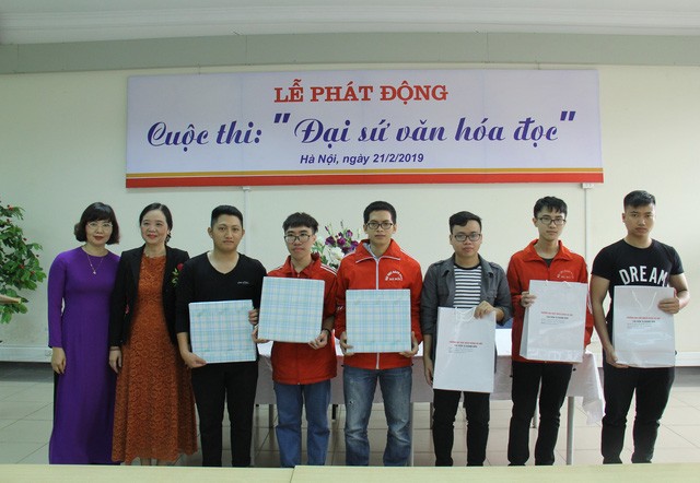 Thư viện Tạ Quang Bửu đã tặng những món quà cho một số bạn sinh viên.