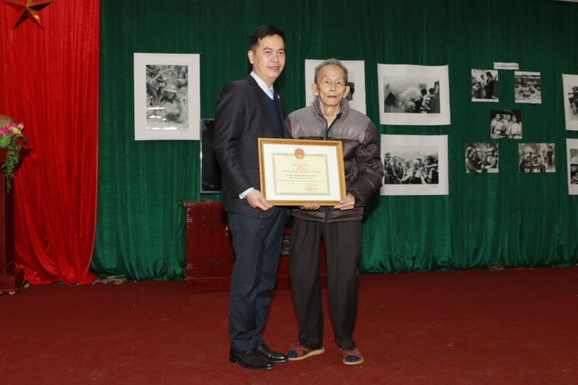 Cục Văn thư lưu trữ Nhà nước trao Kỷ niệm chương vì sự nghiệp văn thư, lưu trữ cho nghệ sỹ Mầu Hoàng Thiết.