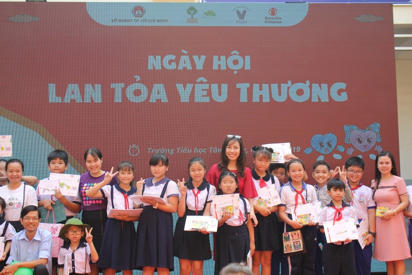 Bà Nguyễn Phương Linh tặng quà các bạn nhỏ tham gia phần thi Rung Chuông Vàng tại Ngày hội.