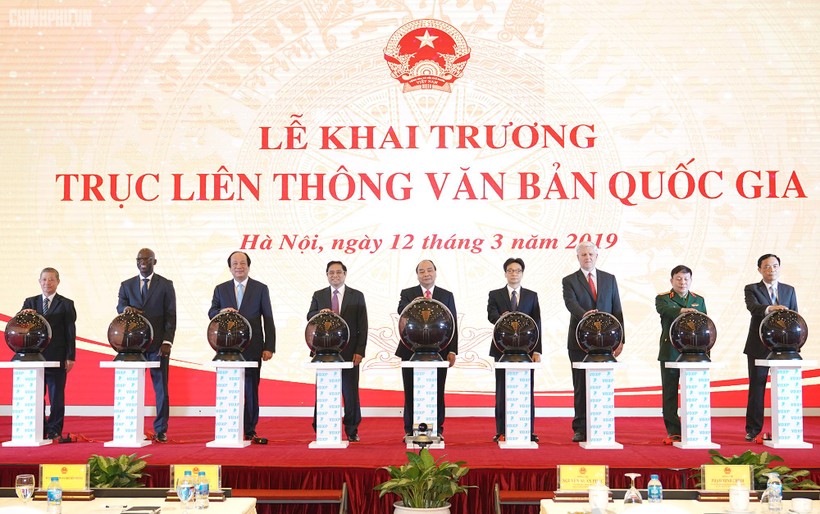 Thủ tướng Chính phủ Nguyễn Xuân Phúc cùng các vị lãnh đạo thực hiện nghi thức khai trương Trục liên thông văn bản quốc gia