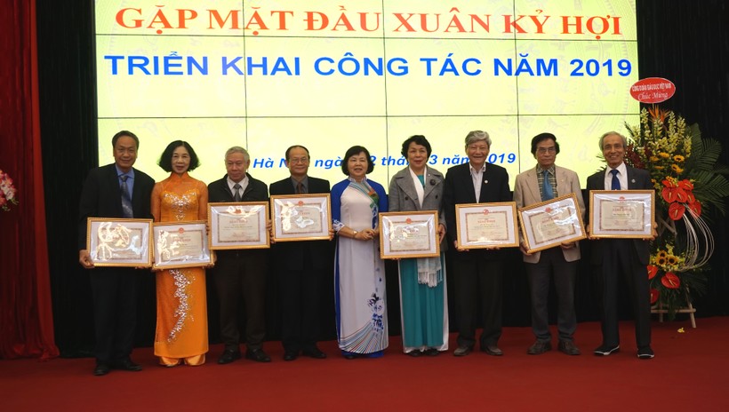 NGND.TS Đặng Huỳnh Mai trao tặng giấy khen cho cá nhân xuất sắc