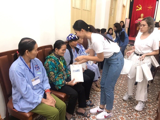 Hoa hậu Trần Tiểu Vy  trao quà các bệnh nhân ung thư tại viện K 