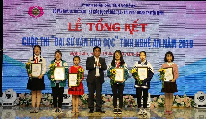 Giám đốc Sở Văn hóa và Thể thao Hồ Mậu Thanh trao thưởng cho các học sinh đạt giải