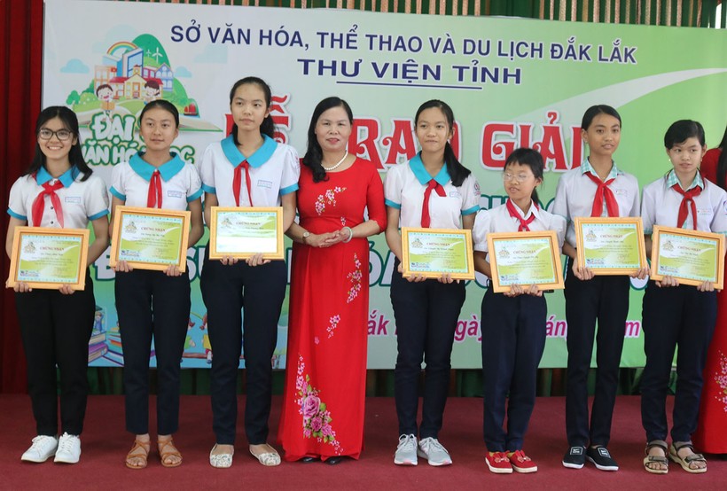 Giám đốc Thư viện tỉnh, Phó Trưởng Ban tổ chức cuộc thi Phạm Thị Kim trao Giấy chứng nhận cho các thí sinh đạt giải