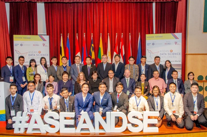 Các vị khách mời và thí sinh chụp ảnh lưu niệm tại chung kết ASEANDSE 2018 được tổ chức tại Singapore