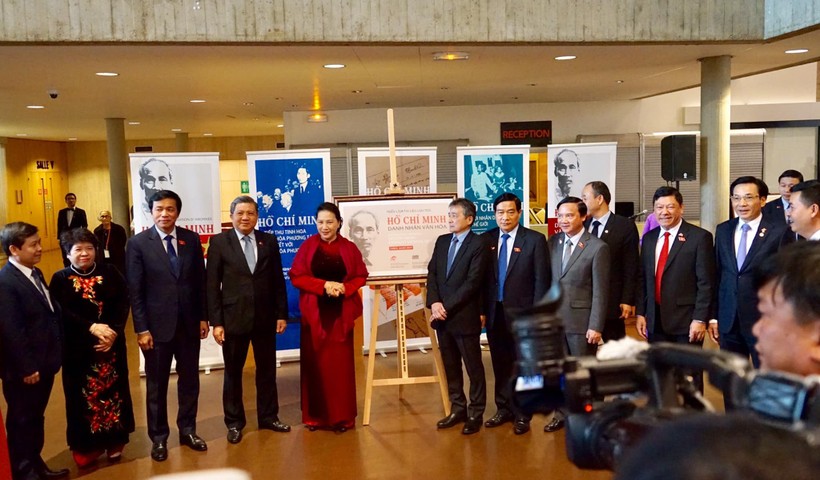 Chủ tịch Quốc hội Nguyễn Thị Kim Ngân tham dự triển lãm.