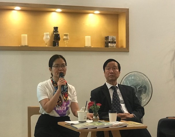 GS.TS Nguyễn Thanh Liêm (bên phải) giao lưu với khách mời trong chương trình ra mắt sách