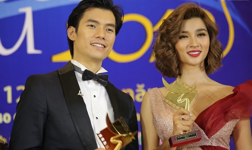 Nữ diễn viên Kim Tuyến nhận giải nữ diễn viên xuất sắc ở hạng mục phim truyền hình.