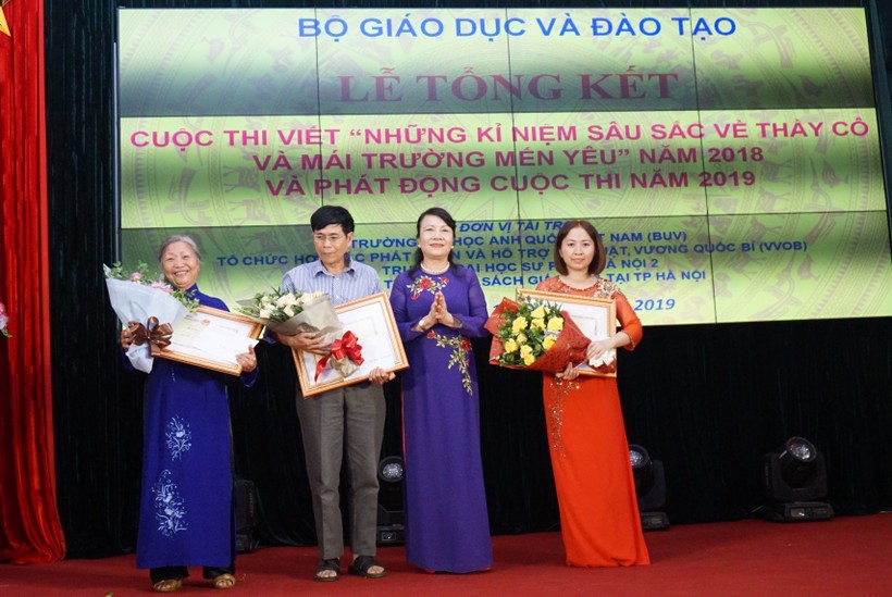 Thứ trưởng Nguyễn Thị Nghĩa trao chứng nhận cho các tác giả đoạt giải nhất và nhì