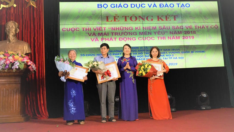 Cô giáo Nguyễn Thanh Bình (ngoài cùng bên phải)