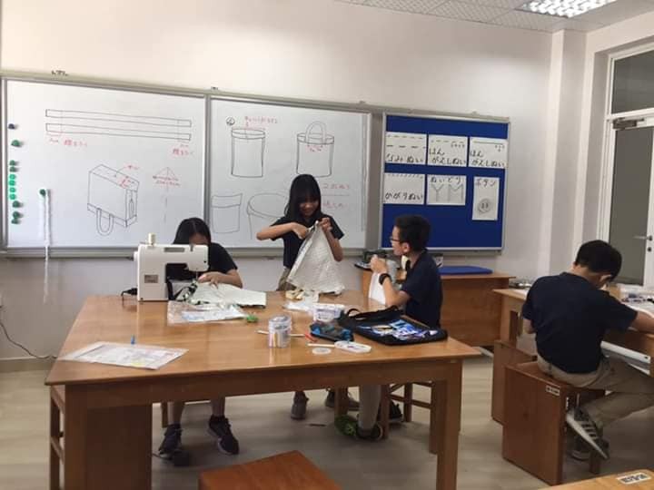 HS Trường Quốc tế Nhật Bản (JIS) học "nữ công gia chánh"