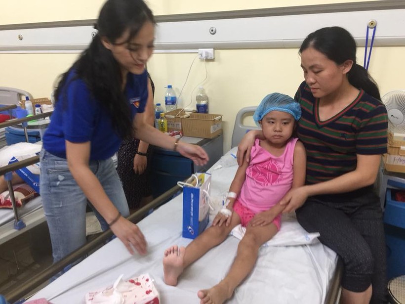  Diễn viên Nguyễn Thu Quỳnh thăm và tặng quà cho các bệnh nhi