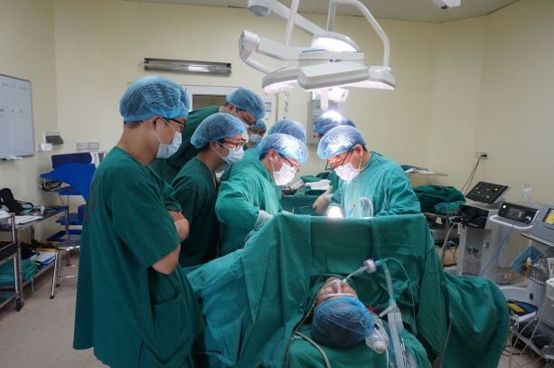 GS Gi Hong Choi và các bác sĩ Khoa Ngoại Gan Mật Tụy thực hiện phẫu thuật cho bệnh nhân N.