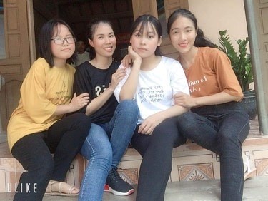  Nguyễn Thị Văn (ngoài cùng bên phải)