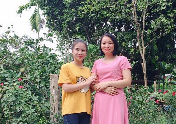 Đặng Thị Lệ Khuyên (bên trái) cùng cô giáo CN Phạm Phương Hoài