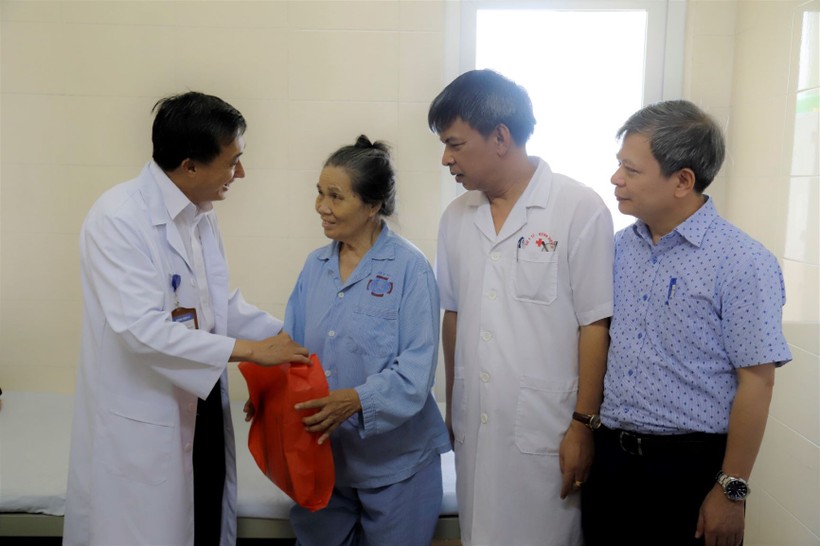 GS.TS Trần Văn Thuấn đã tặng quà và gửi lời tri ân đến các gia đình liệt sỹ
