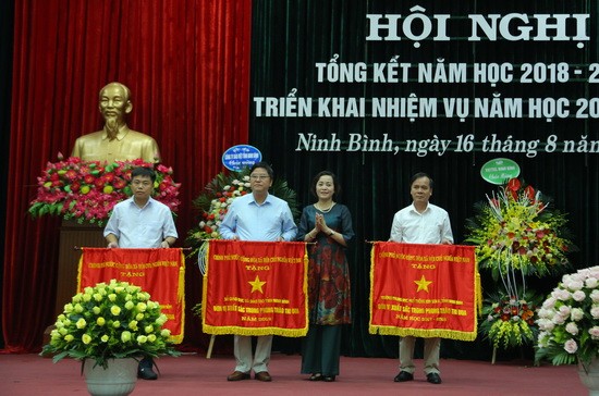 Bí thư tỉnh ủy Ninh Bình trao Cờ thi đua của Chính phủ cho 3 tập thể xuất sắc