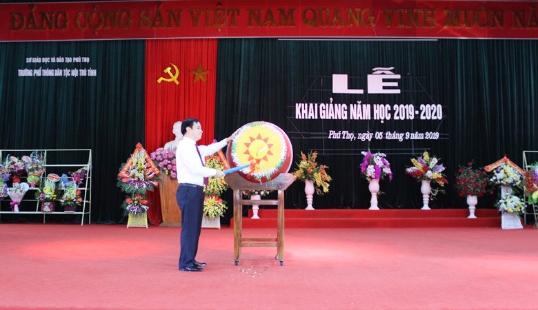 Ông Nguyễn Thanh Hải –  Phó Chủ tịch UBND tỉnh Phú Thọ đánh trống khai trường
