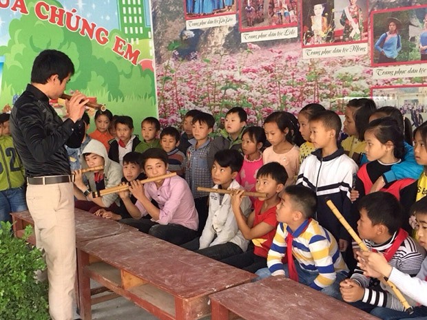Một lớp dạy học sáo được TTHTCĐ thị trấn Đồng Văn (ảnh nguồn internet).
