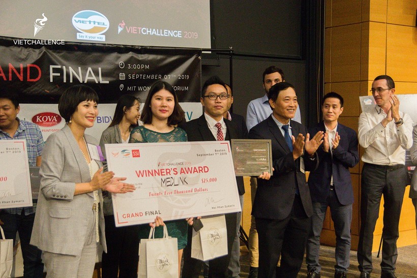 Thứ trưởng Trần Văn Tùng trao giải cho Medlink – startup vượt qua 400 dự án của người Việt trên toàn thế giới để vô địch Vietchallenge 2019.