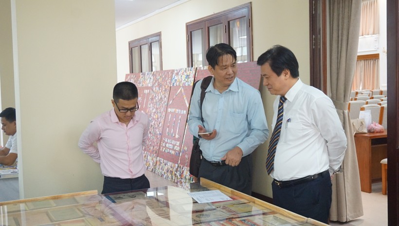 Thứ trưởng Nguyễn Hữu Độ tham quan gian trưng bày.
