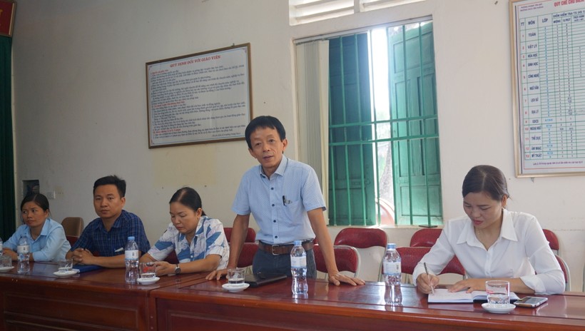 Thầy Bùi Văn Đông, Phó Trưởng phòng GD&ĐT Yên Mô chia sẻ về tủ sách lớp học (ảnh Trịnh Huyền)