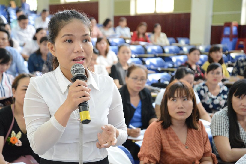 Giáo viên cốt cán tỉnh Quảng Nam tích cực tham gia bài học. Ảnh Lê Văn Huy