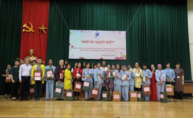 Chương trình "Nhớ ơn người thầy" thăm hỏi sức khỏe 26 nhà giáo đang điều trị tại cơ sở Tân Triều