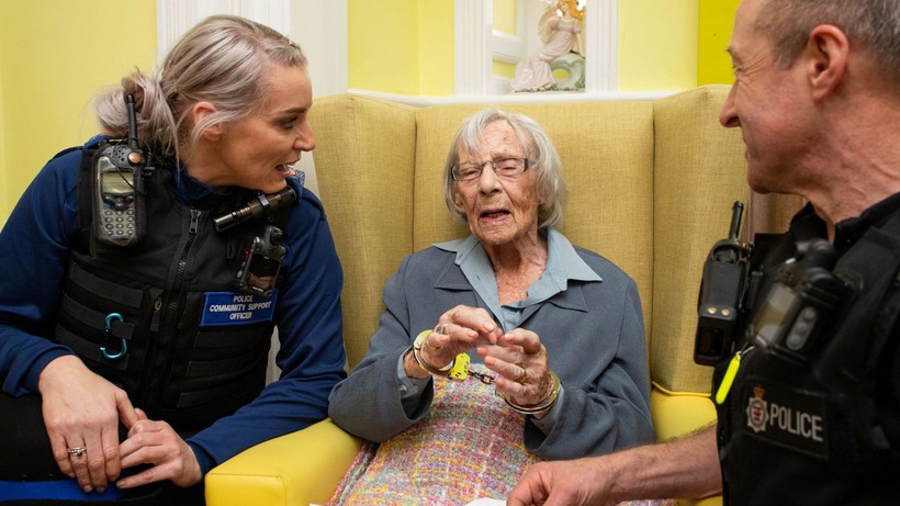 Bị cảnh sát bắt giữ, bà cụ 104 tuổi... cười hạnh phúc 