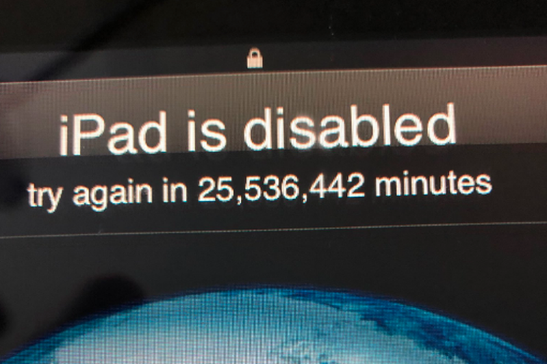 Để con trai 3 tuổi nghịch, iPad của nhà báo bị khóa hơn... 47 năm