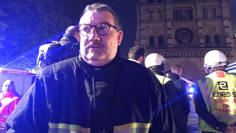 Cháy Nhà thờ Đức Bà Paris: Vị linh mục liều mình cứu thánh tích vô giá