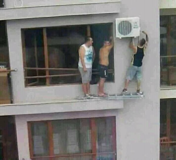 Thót tim cảnh 3 người đàn ông đứng chơi vơi ngoài cửa sổ nhà cao tầng 