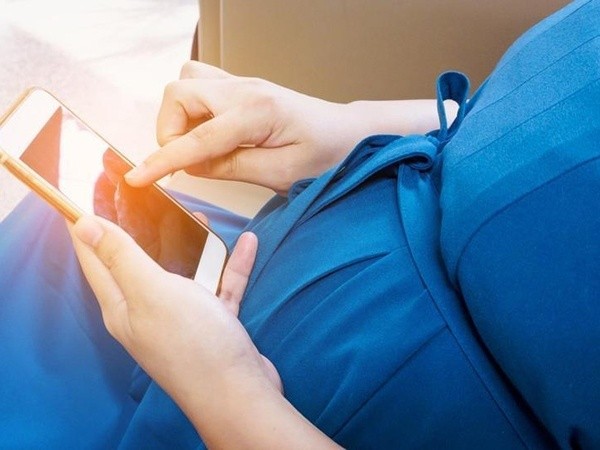 5 điều mẹ bầu cần ghi nhớ khi sử dụng điện thoại để không hại thai nhi