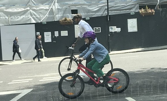 Sau lệnh cấm lái xe, David Beckham đạp xe cùng “công chúa” Harper 