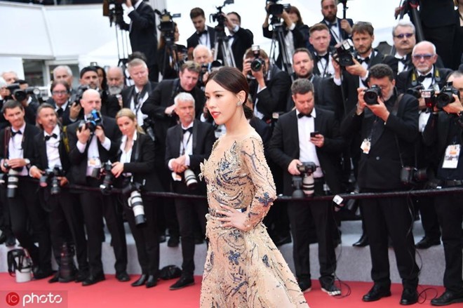 Sao nữ Trung Quốc giả điếc khi bị "đuổi khéo" trên thảm đỏ Cannes