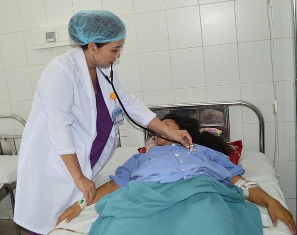Mẹ An Giang mang bầu lần 5, chồng đưa nhập viện bác sĩ nói: “Bỏ thai ngay không mất mạng“