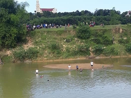 Hai cha con đuối nước tử vong khi đi cào hến trên sông