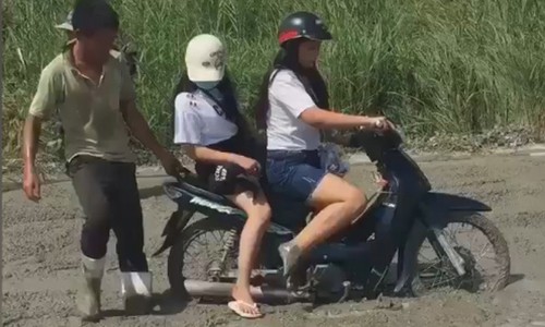 Hai cô gái trẻ sa lầy vì chạy xe vào đường đang đổ bê tông