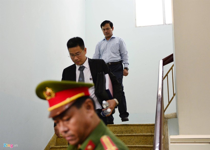 Hàng chục cảnh sát hộ tống Nguyễn Hữu Linh rời tòa