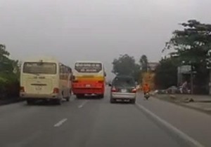 Video: Hãi hùng cảnh xe buýt và xe khách đánh võng truy đuổi nhau trên quốc lộ 5