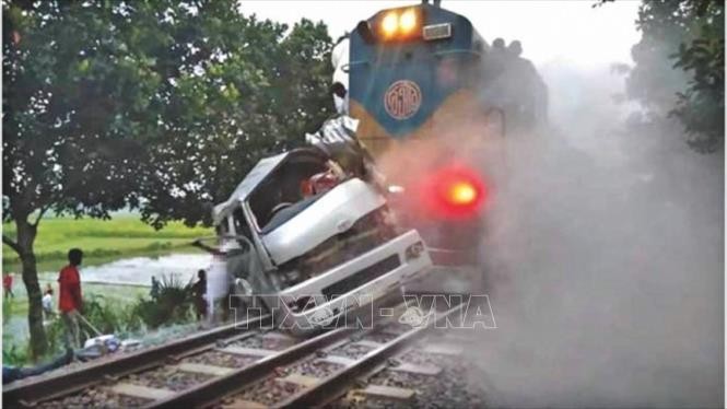 Hiện trường vụ tàu hỏa đâm vào ô tô ở Ullahpara, Bangladesh ngày 15/7/2019. Ảnh: The Daily Star/TTXVN.
