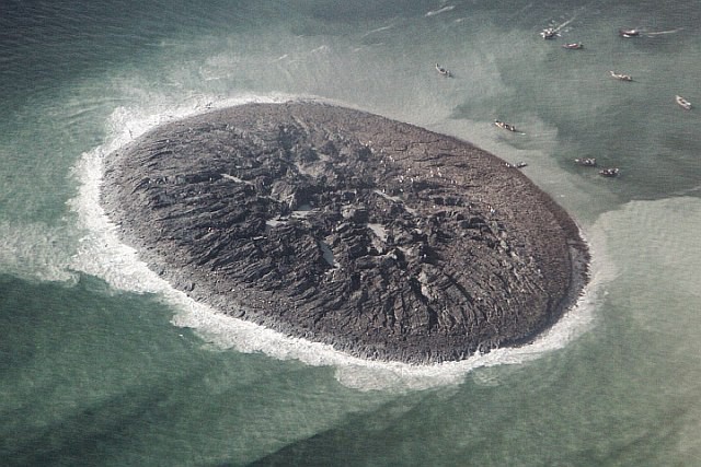 Đảo Zalzala Koh được dân địa phương lan truyền là được hình thành bởi cái chết của 800 dân thường (Ảnh:NASA).