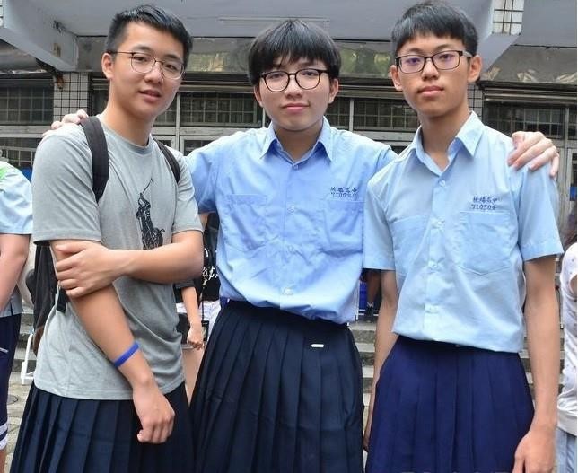 Nam sinh ở trường THPT Ban Kiều được phép mặc váy đi học. 