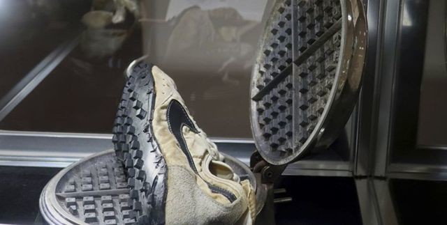 Một đôi giày Nike Waffle Racing Flat "Moon Shoe" vừa được bán thành công trong cuộc đấu giá của nhà Sotheby"s.