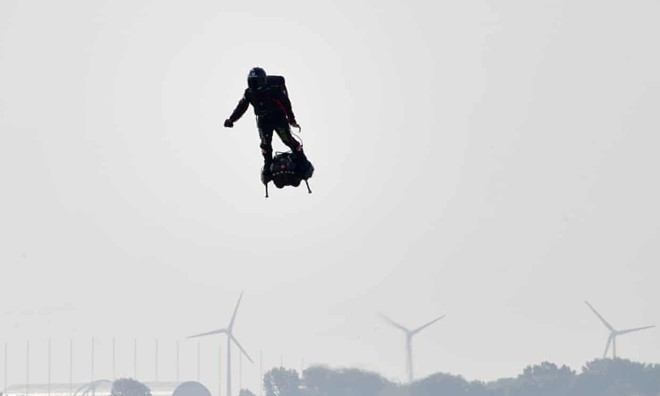 "Người bay" Franky Zapata trên ván trượt không khí khi cất cánh từ Sangatte, miền bắc nước Pháp, sáng 25/7. Ảnh: AFP.