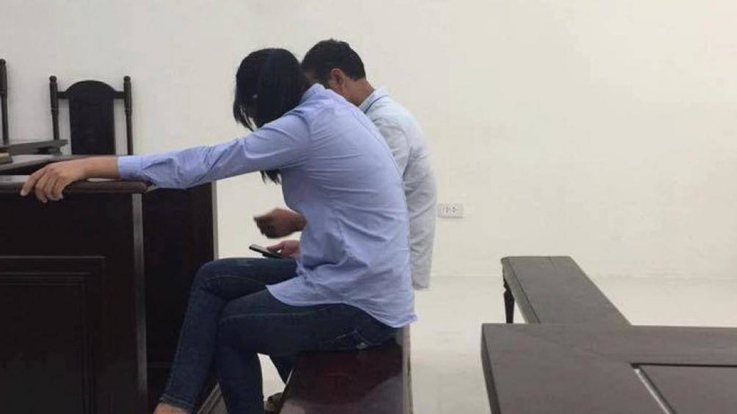 Hai vợ chồng Hải và Nga tại phiên xét xử của toà án nhân dân huyện Ba Vì, Hà Nội.