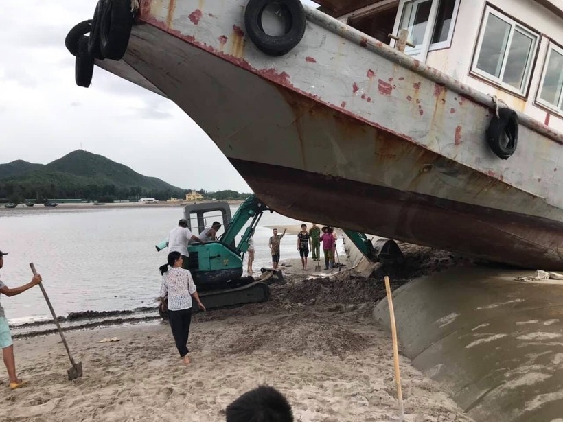 Hiện trường tàu khách Hoàng Vi 01 mắc kẹt trên đê bao lấn biển ở đảo Quan Lạn, Vân Đồn, Quảng Ninh.
