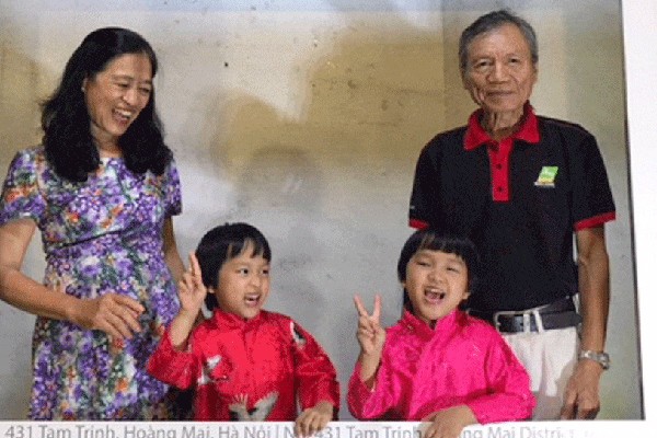 Vợ chồng ông Minh, bà Hường hạnh phúc bên 2 cô con gái.